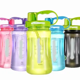 Tumblers 8 Renk Çıkışı Toptan Pirce 1000ml 1L Şeffaf Herba Beslenme Saman Strap Buluş Düğmesi Kupası ile Plastik Su Şişesi 230731