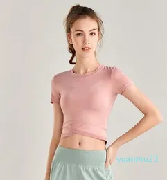 La maglia da yoga da donna indossa top corti che corrono in una sezione sottile e asciutta rapida in fitness T-shirt modellante a maniche corte con ombelico