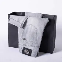 Jeans Premium Men Europeiska modemärke Elastic Slim Fit Cream Grey Micro avsmalnande fötter Denim Pants