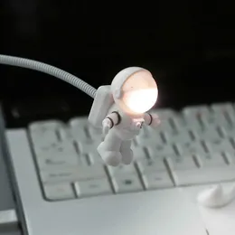 Luci notturne Forma di astronauta Lampada da tavolo portatile alimentata tramite USB Lampada da lettura DC 5V Luce a LED per computer Laptop PC Illuminazione Amanti dello spazio P230331