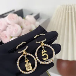 Lüks mektup saplama cazibesi salla uzun küpeler moda tasarımcısı 18k altın kaplama mücevher klasik kıdemli logo gençler çift aile hediyesi
