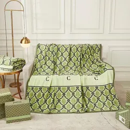 Designer Blanket Green Mesh Lace Letter Logo Blanket Office Nap Blanket Winter Thickened and Warm Flannel Travel Blanket 150 * 200cm with Gift Box