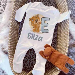 Jumpsuits Personlig Baby Sleepsuit Cartoon Bear Letter Babygrow SleepSuit Spädbarn som kommer hem outfit Anpassad namn ROMPER NEWBRON PRESENTL231101