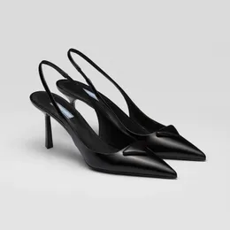 Designer Sandaler Kvinnor tofflor Fashion Back Strap Party Wedding Party Shoes Läder Non Slip Comfort High Heels Black White Birthday Present Woman Shoes 35-40