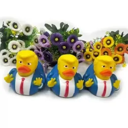 Neuheit Funny Pvc Trump Ducks Cartoon Bad Floating Wasserspielzeug Donald Trump Duck Herausforderung Präsident Maga Party liefert kreatives Geschenk 8.5x10x8,5 cm 1101