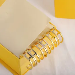 Stylish 18k Gold Hoop Huggie örhängen Diamond Emalj Monogram Designer örhängen Kvinnliga känsliga smycken för bröllopsfester Engagemangsjubileumsgåvor med låda