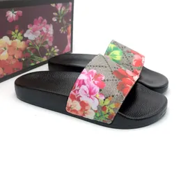 2023 Hausschuhe Slides schwarz floral Erdbeerdruck Web Gummi Slide Canvas grüne Blumen Sandale Sommer flache Slipper Plateausandalen berühmte Designerinnen