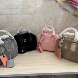 Portafoglio di design di lusso Boston Borse Nuove donne mini tote moda Pochette MM classico Borse in peluche e carine stile conchiglia invernale Borsa portachiavi calda per cellulare