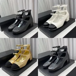 2023 Designer Luxo redondo sandálias clássicas de moda clássica feminino de couro genuíno preto/branco/metal dourado fivela de tornoziga decoração sandália de salto quadrado