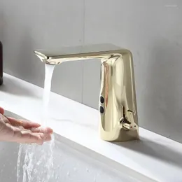 Banyo Lavabo muslukları Akıllı Otomatik Musluk Altın Renk Karıştırıcı Su Soğuk AC 220 V ve DC Pil Gücü 6 Voltaj