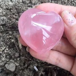 Naturalny kwarc róży w kształcie serca różowy kryształ rzeźbiony palmą leczenie kamieni szlachetnych gife kamienne kryształowe klejnoty serca sgh bfpux