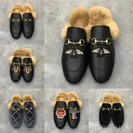 Designer skor klassiker toffel ull loafers muller slippes1 med spänne mode kvinnliga sandaler damer casual päls lägenheter varma fötter tofflor