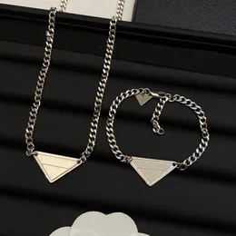 Kvinnors designer halsband armband örhängen original logotyp triangel hänge halsband koppar lyx varumärke set grossist