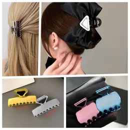 Роскошные дизайнерские Pdyity Triangle Hair Clip Brand Leting сплав для волос волос украшения для волос головные уборы.