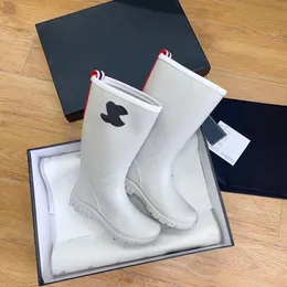 2024 Marka Tasarımcısı Welly Boots Yağmur Botları Tasarımcı Platformu Mektup Zil Moda Siyah ama Diz Uzun Kadın Botları 35-42