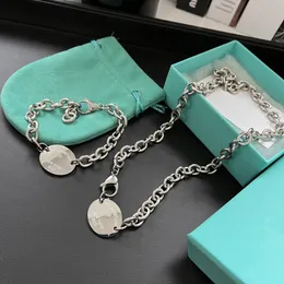 Designer Choker Round Necklace For Women Rätt varumärkescirkel Delikat mode rostfritt stål presentkvalitet gåvor Familjevän
