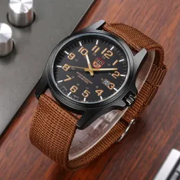 Armbandsur Soki 1pc Brown Men Nylon Rand Quartz titta på mode enkelt runda glasuppringningsdatum titta för dagliga arbetssporter 231101