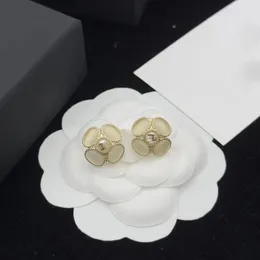 Luxury Clover Flowers Designer Stud Earrings Womens Girls Trevliga Charm Letters Elegant Sweet Petal Leaf Earings Earring Ear Rings Smyckespresent