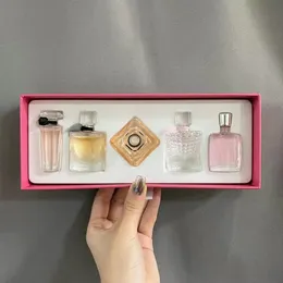 Designer presentförpackning Set Dreamy Women's Parfym Five Piece Set med blommig doft lämplig för alla tillfällen 7,5 ml x 5 stycken