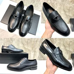 Borstade läder loafers band med emaljerad metall triangel logotyp mens affärsklänning skor klassisk mode cowhide läder loafer skor hög kvalitet stor storlek 38 46