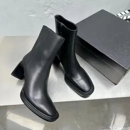 Stivaletti da donna di design di lusso Stivaletti mezzi stivali in pelle di vitello neri Scarpe stringate piatte di qualità Stivaletti romani Moda motociclistica Versatile