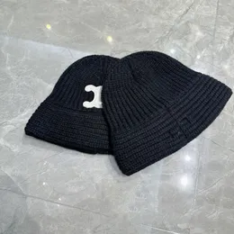 Cappelli a secchiello del progettista di marca Cappelli a tesa larga in lana 100% Ricamati bianchi lavorati a maglia per uomo e donna invernali per paraorecchie invernali