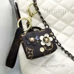 Keychains & Lanyards Designer Car key chain School bag pendant Charm accessories Women's PU leather car buckle pocket Mini hanging Mobile phone YM2S