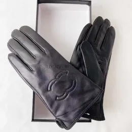 2023年冬の女性革の手袋デザイナーシープスキンファーインテグレーションサイクリング暖かい指先のグローブマン女性G231128PE-5