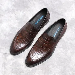 Bekväm handgjorda klänningsskor svartbrun krokodilmönster riktiga ko läder män loafers affärsformella mens oxford skor