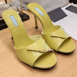 Rhinestone vadderade satin tofflor polerade läder glider sommarsandaler skor stilett sandal kvinnor lyxdesigner glid toffel 35-42