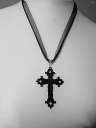 Collane con ciondolo Grande collana con cordoncino a nastro con croce vittoriana medievale decorata nera gotica