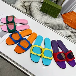 2023 Nya lyxiga kvinnor designer sandaler äkta läder flip flops tofflor fotfäste damer sandaler gummi platt skor designer sko off office sneaker med låda