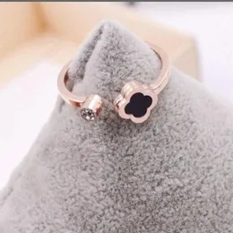 Otwórz czterolistną koniczynę z diamentowym pierścieniem damskim moda prosta czterolistna koniczyna Pierścień Tytanium Stalowy Damond Ring307H