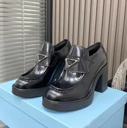 Luxo triângulo logotipo mulheres sapatos designer casual sapato de couro preto geral adicionar plataforma saltos altos clássico patente luz mocassins sapatos femininos formais 35-40