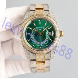 وصل المصمم The Full Diamond Watch ، مع الفن الفاخر النهائي على المعصم باستخدام الماس الدائري والماس المربع على التوالي الرفاهية