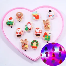 Biżuteria 10-24pcs Święta Święty Święty Mikołaj Snowman Luminous Pierścień LED Flash Finger Pierścień Świezący dzieci Pierścień dla dziewcząt Prezent z wyświetlaczem 231101