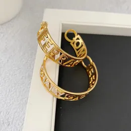 marchio di lusso lettere cave designer cerchio orecchini Huggie delle donne ragazze bel fascino diamante bling elegante cerchio orecchini in oro 18k orecchino anelli di orecchio gioielli