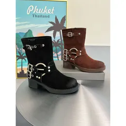 Miui Buckle de melhor qualidade Sapato de couro Botas marrons BOTAS AMIU MED TUBO WESTERN CUBBOY BOTAS DE MOTORAÇÃO Cavaleiro Botas de salto grosso botas curtas