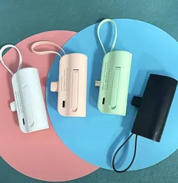 5000mAh Mini Power Bank Charger متعدد الوظائف مع حامل حامل ملون محمول كبسولة بطارية خارجية للهاتف الذكي Samsung Xiaomi