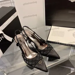 Klasyczne projektanty sandały damskie szpilki obcasy 7 cm prawdziwy jedwabny mały łańcuch perłowy seksowna sukienka spiczaste butów bankietowy butów butów kobiet buty mule ślubne buty