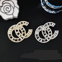 Broches de designer de marca de moda para mulheres e homens, presente de festa, broche de letras duplas de luxo, joias de ouro, acessórios para vestidos, broches, alfinete de terno