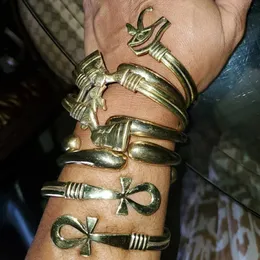 Charmarmband egyptiska smycken drottning Nefertiti armband för kvinnor Stainels Steel Ankh Cross Bangle Vintage Gifts 231101