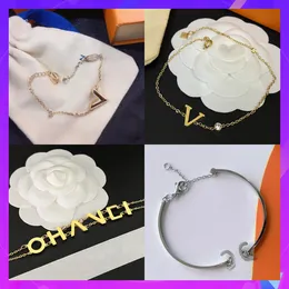 Bracciale di design di lusso Catene a mano per donna Design della moda Logo Gioielli Gioielli in acciaio inossidabile Impermeabile e colore che non cambia mai Placcato in oro 18 carati