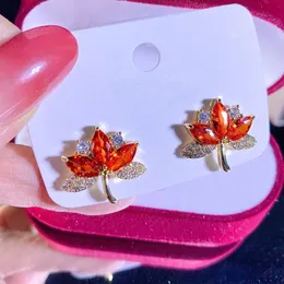 Dangle Chandelier New Design 2023 Red Maple Leaf Stud أقراط للنساء للأزياء العلامة التجارية للمجوهرات الكريستالية أوراق الأقراط