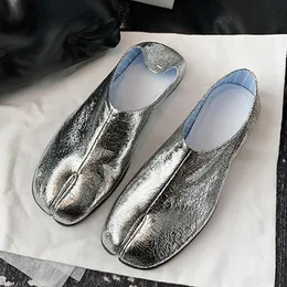 فستان أحذية 2023 مصمم Silver Tabi Ninja Flat Brsting Pattern Leather Seled Toe Moccasins Shoes Female Pig Trotters Laiders 231102