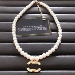 Collana di perle Collane di design Collana con ciondolo con timbro C-Lettera Lega di rame Accessori per gioielli di coppia di lusso Regalo squisito Festa di compleanno