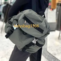 Die neue LL Fashion Street im Sommer 2023 fotografierte alle Arten von Outdoor-Tagesreisenden für Männer und Frauen mit dem gleichen wasserdichten Nylon-Rucksack