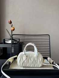 디자이너 가방 숄더백 럭셔리 소녀 여자 숄더 가방 최고의 품질의 단색 가방 체인 가방 양 양모 주름 아름다운 하늘 스트랩 스텝 솔리드 웨이브 레터
