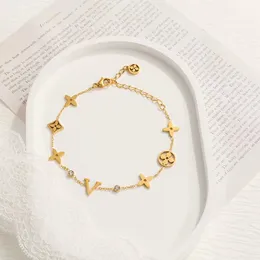 Diseñador de pulseras de lujo para mujeres Diseñador de brazalete de cadena elegante Gold and Silver Fashion Carta de mujer Clover Boda de diseño Boda Joyería