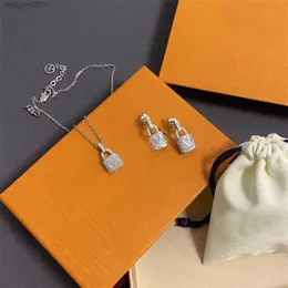 Luxur Designer halsband smycken öronstålar stål halsband choker kedja brev hänge pärla för kvinnor bröllop fest ornament smycken